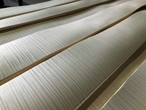 Bild 3: So schön ist Furnier aus Riegelahorn bereits vor der Weiterverarbeitung. Foto: © Schorn & Groh, Karlsruhe | www.sg-veneers.com